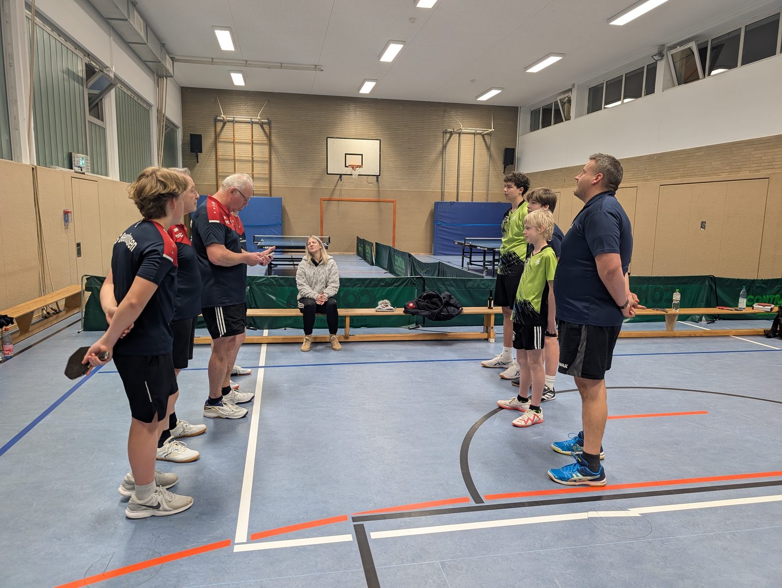 Spieler des TTC Landeck in der Halle vor einem Punktspiel der zweiten Mannschaft.