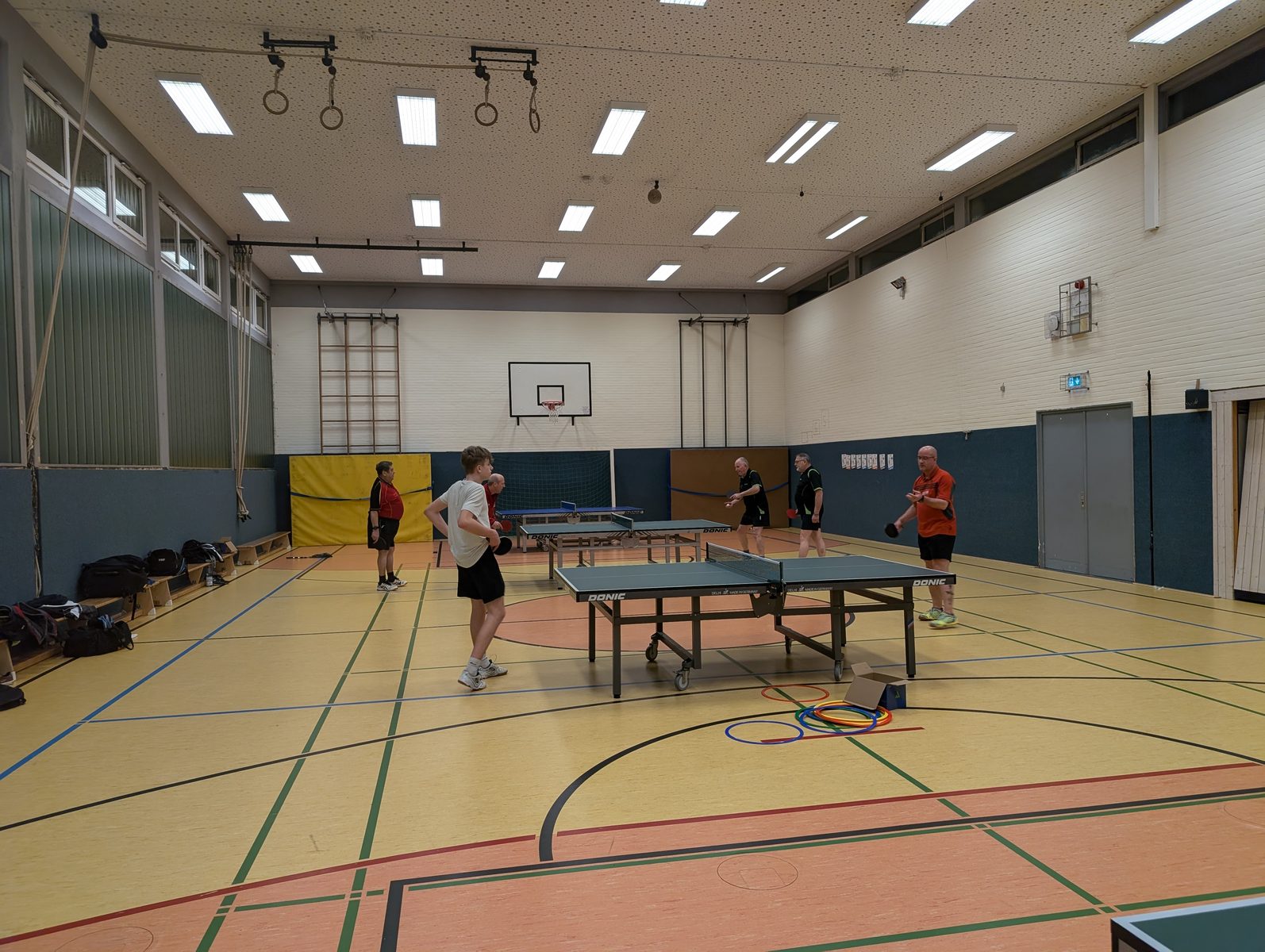 Blick in die Schulturnhalle Schenklengsfeld während eines Trainingsabends des TTC Landeck.