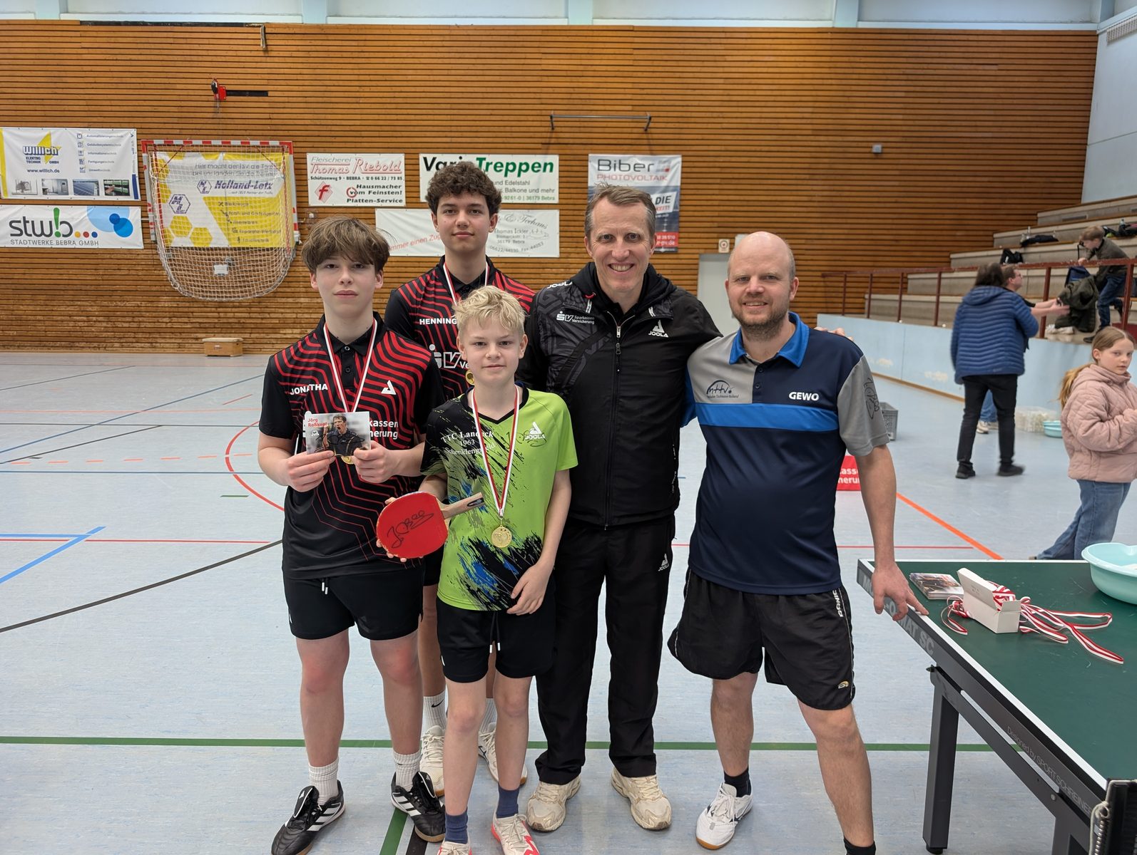 Jugendspieler des TTC Landeck mit Bundestrainer Jörg Roßkopf nach dem gemeinsamen Training in Bebra.